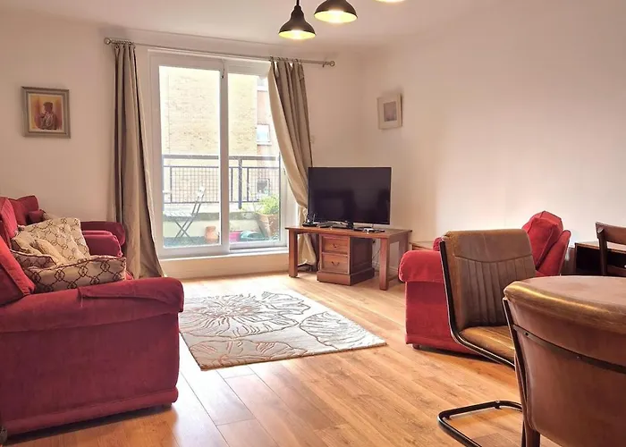 Modern Two Bed Apartment With Parking