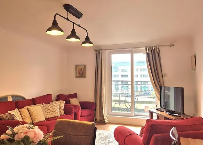 Modern Two Bed Apartment With Parking
